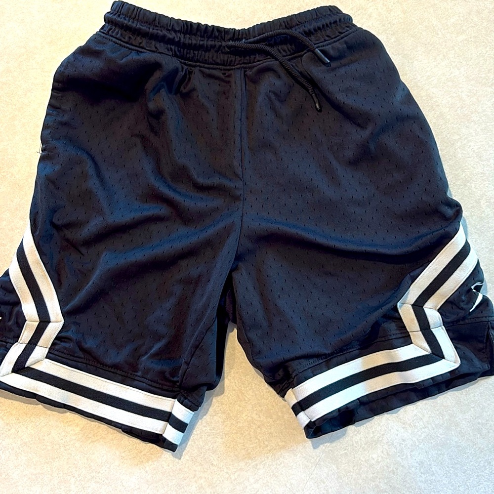 Jordan Black and White Chevron Athletic Shorts! Inseam 7”